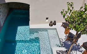 Aeon Suites - Adults Only